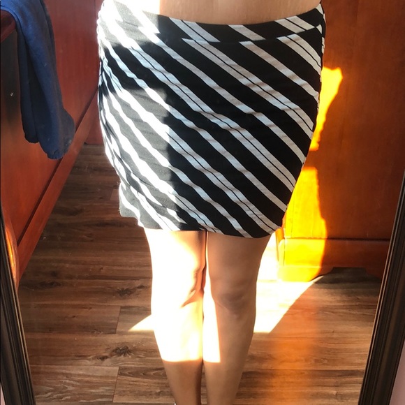 NWOT | VS | Ruched Mini-Skirt | B/W Stripe - Picture 1 of 7